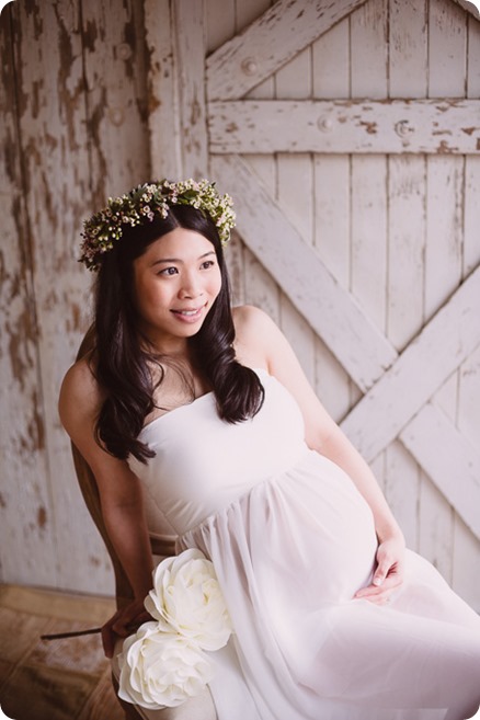 Kelowna-maternity-photographer_vintage-barn-door-field_Sancturary-Gardens_80030_by-Kevin-Trowbridge