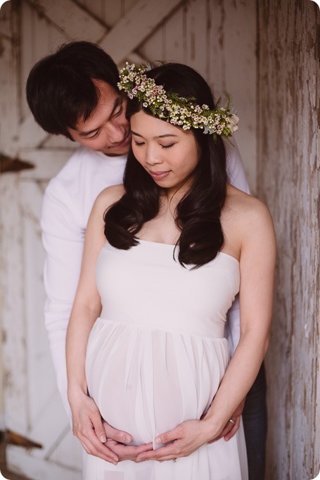 Kelowna-maternity-photographer_vintage-barn-door-field_Sancturary-Gardens_80079_by-Kevin-Trowbridge