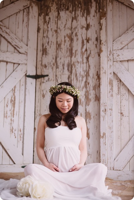 Kelowna-maternity-photographer_vintage-barn-door-field_Sancturary-Gardens_80134_by-Kevin-Trowbridge