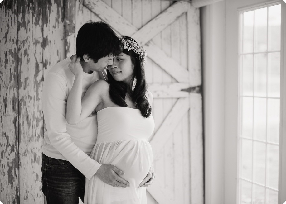 Kelowna-maternity-photographer_vintage-barn-door-field_Sancturary-Gardens_80171_by-Kevin-Trowbridge-2