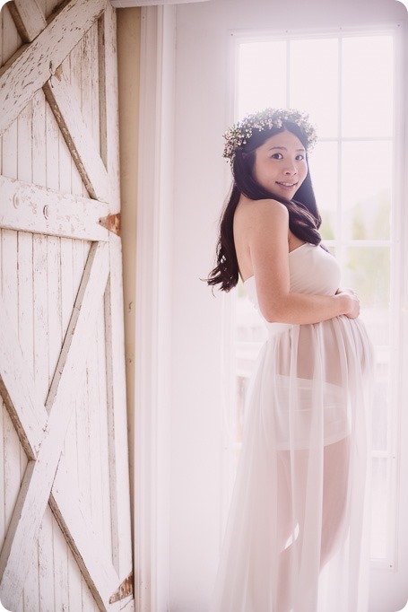 Kelowna-maternity-photographer_vintage-barn-door-field_Sancturary-Gardens_80179_by-Kevin-Trowbridge