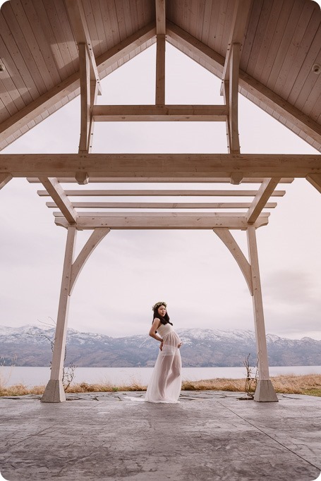 Kelowna-maternity-photographer_vintage-barn-door-field_Sancturary-Gardens_80190_by-Kevin-Trowbridge