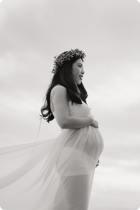 Kelowna-maternity-photographer_vintage-barn-door-field_Sancturary-Gardens_80195_by-Kevin-Trowbridge-2