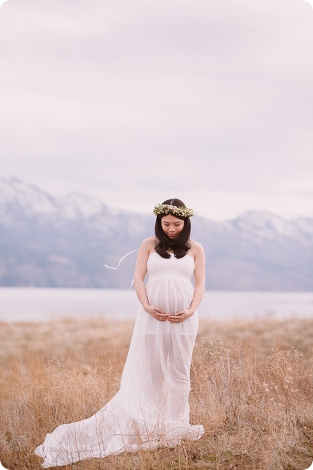 Kelowna-maternity-photographer_vintage-barn-door-field_Sancturary-Gardens_80209_by-Kevin-Trowbridge