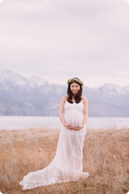 Kelowna-maternity-photographer_vintage-barn-door-field_Sancturary-Gardens_80210_by-Kevin-Trowbridge