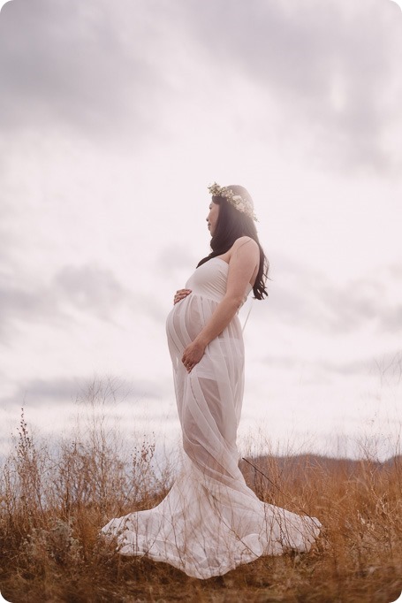 Kelowna-maternity-photographer_vintage-barn-door-field_Sancturary-Gardens_80215_by-Kevin-Trowbridge