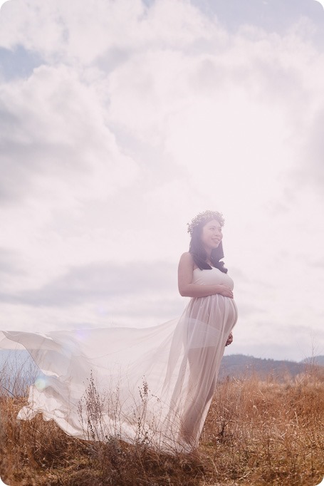 Kelowna-maternity-photographer_vintage-barn-door-field_Sancturary-Gardens_80229_by-Kevin-Trowbridge