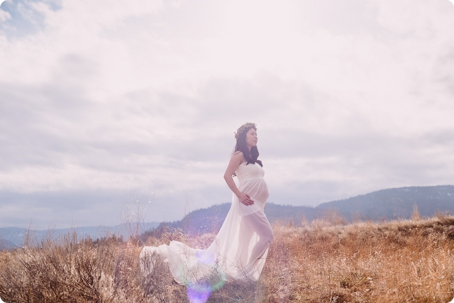 Kelowna-maternity-photographer_vintage-barn-door-field_Sancturary-Gardens_80258_by-Kevin-Trowbridge