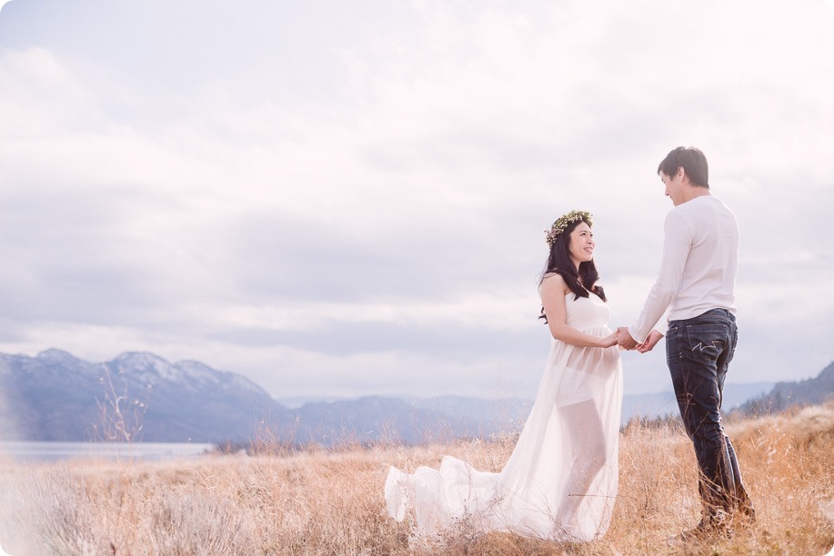 Kelowna-maternity-photographer_vintage-barn-door-field_Sancturary-Gardens_80277_by-Kevin-Trowbridge