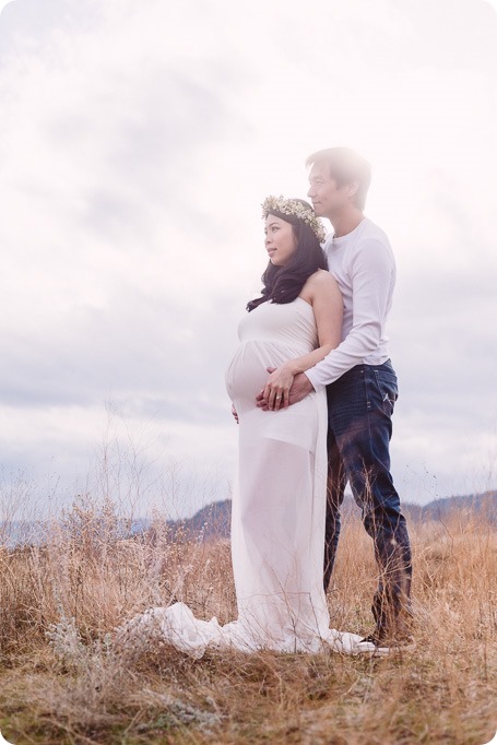 Kelowna-maternity-photographer_vintage-barn-door-field_Sancturary-Gardens_80282_by-Kevin-Trowbridge