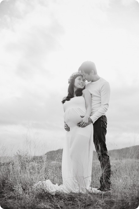 Kelowna-maternity-photographer_vintage-barn-door-field_Sancturary-Gardens_80285_by-Kevin-Trowbridge-2