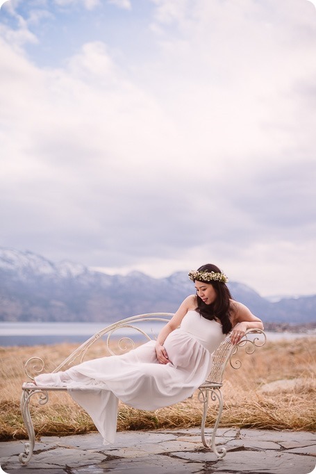 Kelowna-maternity-photographer_vintage-barn-door-field_Sancturary-Gardens_80300_by-Kevin-Trowbridge