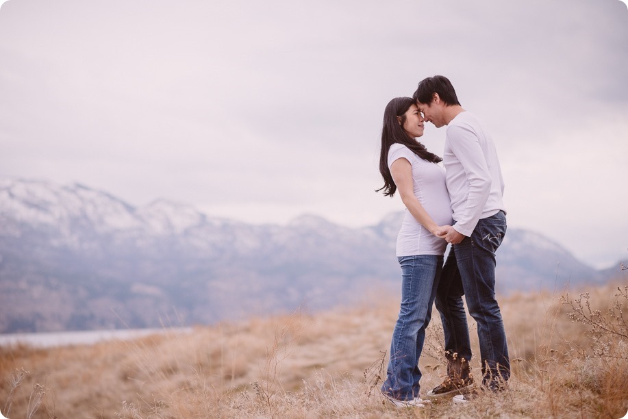 Kelowna-maternity-photographer_vintage-barn-door-field_Sancturary-Gardens_80364_by-Kevin-Trowbridge