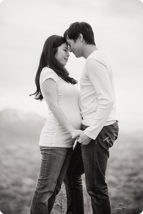 Kelowna-maternity-photographer_vintage-barn-door-field_Sancturary-Gardens_80372_by-Kevin-Trowbridge-2