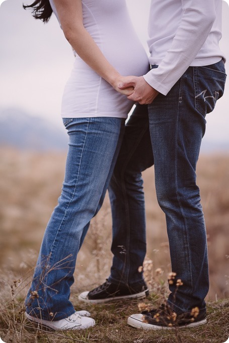 Kelowna-maternity-photographer_vintage-barn-door-field_Sancturary-Gardens_80375_by-Kevin-Trowbridge