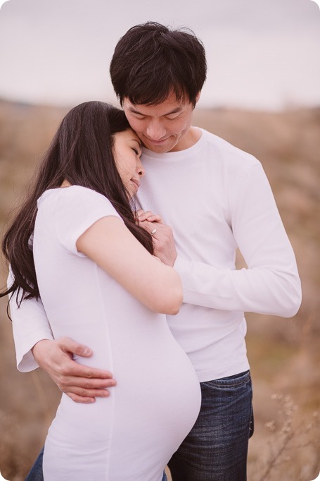 Kelowna-maternity-photographer_vintage-barn-door-field_Sancturary-Gardens_80410_by-Kevin-Trowbridge