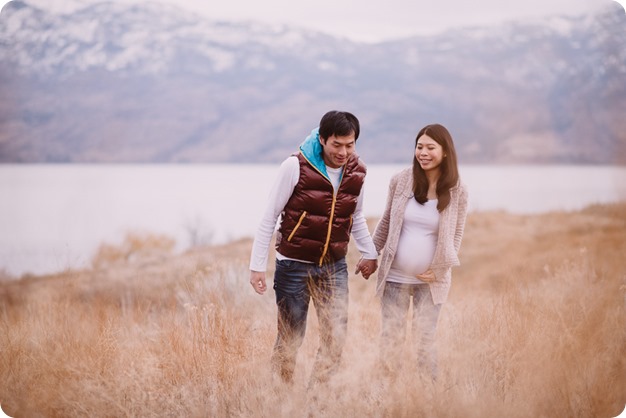 Kelowna-maternity-photographer_vintage-barn-door-field_Sancturary-Gardens_80458_by-Kevin-Trowbridge