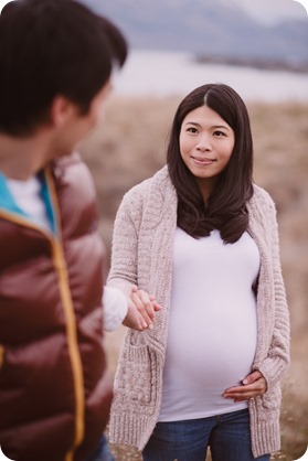 Kelowna-maternity-photographer_vintage-barn-door-field_Sancturary-Gardens_80475_by-Kevin-Trowbridge