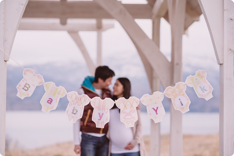 Kelowna-maternity-photographer_vintage-barn-door-field_Sancturary-Gardens_80494_by-Kevin-Trowbridge