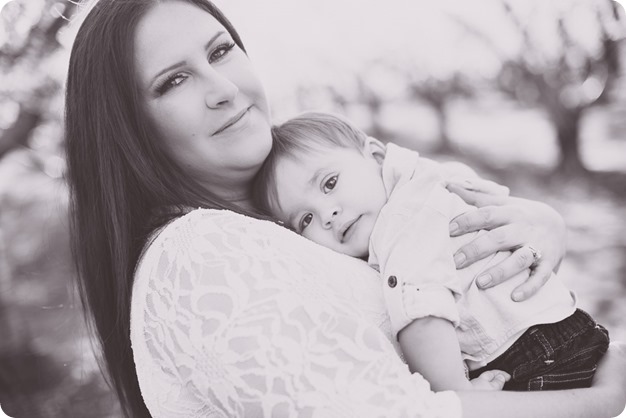 Cake-Smash_portrait-session-in-cherry-blossom-orchard_Kelowna_16_by-Kevin-Trowbridge