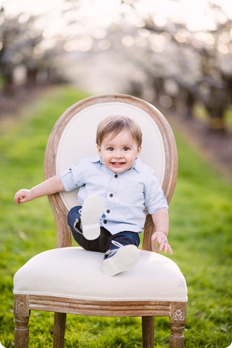 Cake-Smash_portrait-session-in-cherry-blossom-orchard_Kelowna_48_by-Kevin-Trowbridge