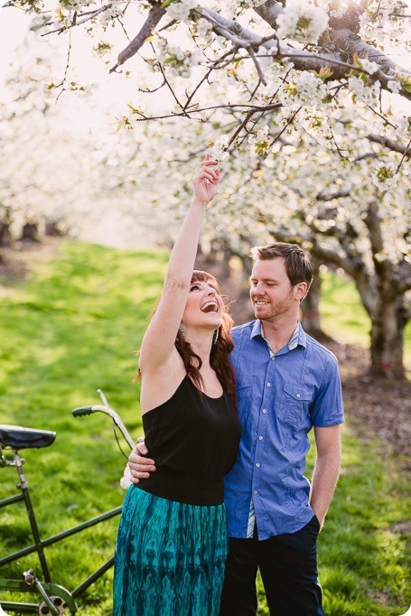 Kelowna-wedding-photographer_cherry-blossom-engagement-session_sunset-couples-portraits_tandem-bike__85706_by-Kevin-Trowbridge