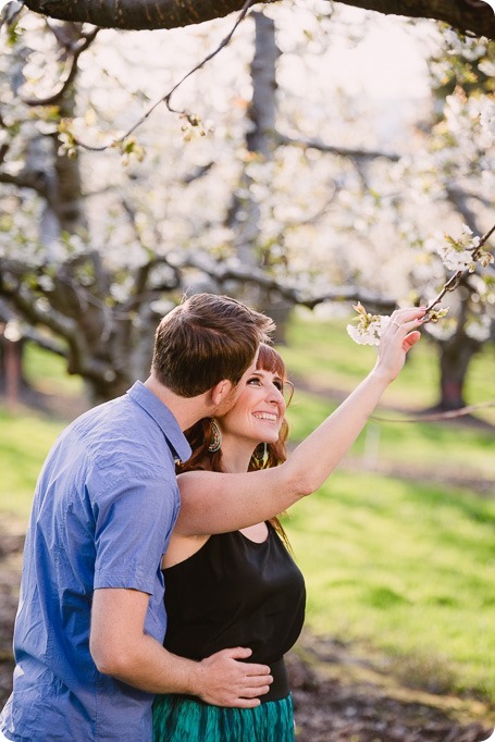 Kelowna-wedding-photographer_cherry-blossom-engagement-session_sunset-couples-portraits_tandem-bike__85719_by-Kevin-Trowbridge