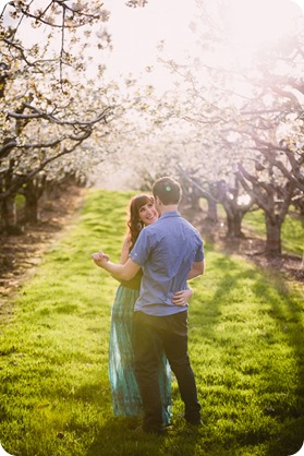 Kelowna-wedding-photographer_cherry-blossom-engagement-session_sunset-couples-portraits_tandem-bike__85736_by-Kevin-Trowbridge
