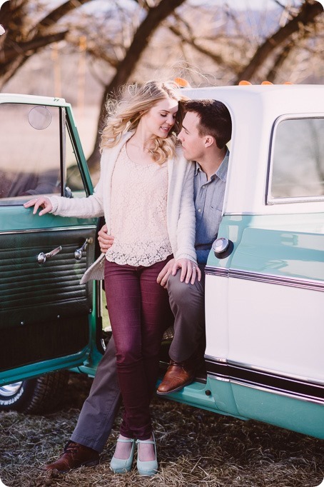 vintage-truck-engagement-session_Okanagan-photographer_sunset-field-couples-portraits__46717_by-Kevin-Trowbridge