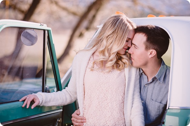 vintage-truck-engagement-session_Okanagan-photographer_sunset-field-couples-portraits__46728_by-Kevin-Trowbridge