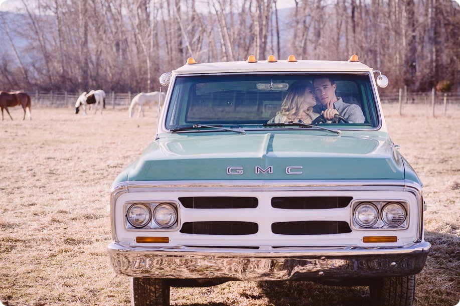 vintage-truck-engagement-session_Okanagan-photographer_sunset-field-couples-portraits__46886_by-Kevin-Trowbridge