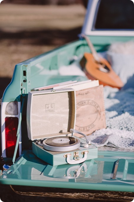 vintage-truck-engagement-session_Okanagan-photographer_sunset-field-couples-portraits__46964_by-Kevin-Trowbridge