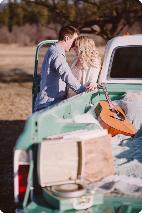 vintage-truck-engagement-session_Okanagan-photographer_sunset-field-couples-portraits__46972_by-Kevin-Trowbridge