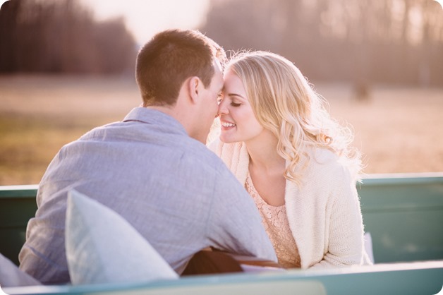 vintage-truck-engagement-session_Okanagan-photographer_sunset-field-couples-portraits__47127_by-Kevin-Trowbridge