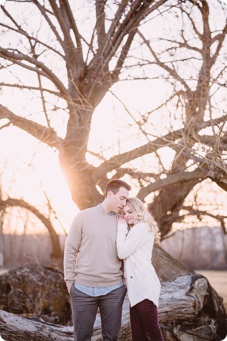 vintage-truck-engagement-session_Okanagan-photographer_sunset-field-couples-portraits__47322_by-Kevin-Trowbridge