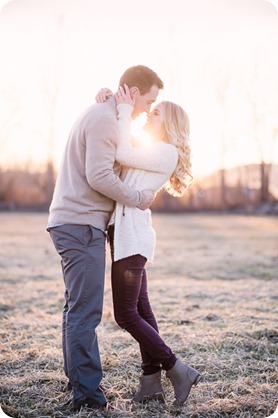 vintage-truck-engagement-session_Okanagan-photographer_sunset-field-couples-portraits__47446_by-Kevin-Trowbridge