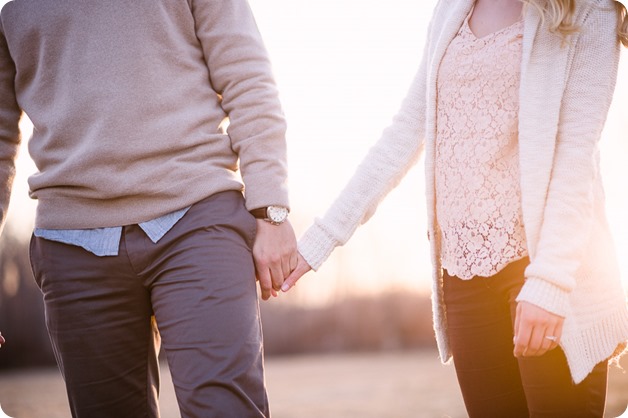 vintage-truck-engagement-session_Okanagan-photographer_sunset-field-couples-portraits__47569_by-Kevin-Trowbridge