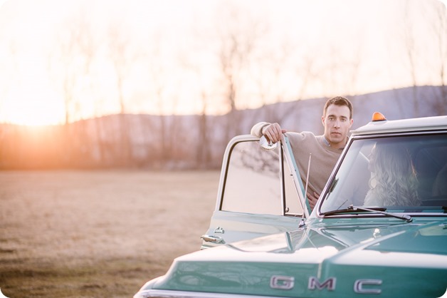 vintage-truck-engagement-session_Okanagan-photographer_sunset-field-couples-portraits__47626_by-Kevin-Trowbridge