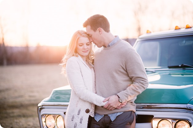 vintage-truck-engagement-session_Okanagan-photographer_sunset-field-couples-portraits__47642_by-Kevin-Trowbridge