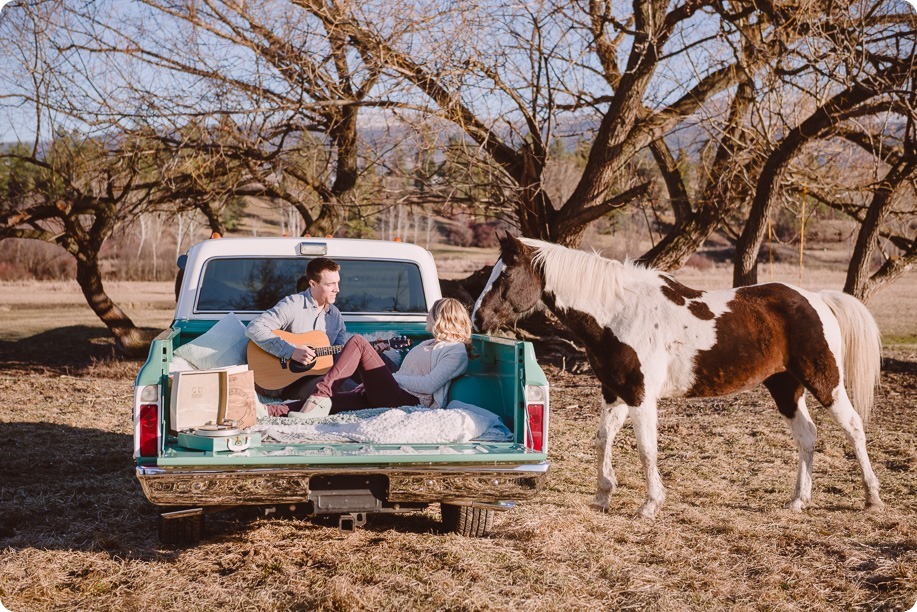 vintage-truck-engagement-session_Okanagan-photographer_sunset-field-couples-portraits__82124_by-Kevin-Trowbridge