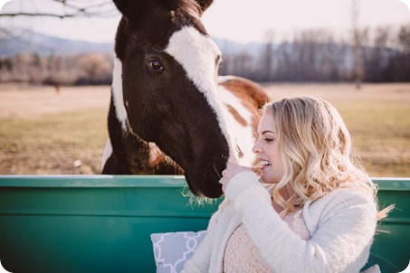 vintage-truck-engagement-session_Okanagan-photographer_sunset-field-couples-portraits__82148_by-Kevin-Trowbridge