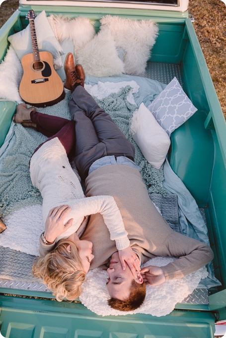 vintage-truck-engagement-session_Okanagan-photographer_sunset-field-couples-portraits__82416_by-Kevin-Trowbridge