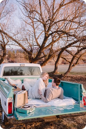 vintage-truck-engagement-session_Okanagan-photographer_sunset-field-couples-portraits__82420_by-Kevin-Trowbridge