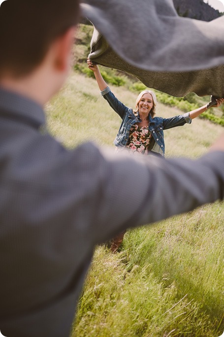 Kelowna-engagement-session_Fields-beach_hearts_Okanagan_19_by-Kevin-Trowbridge