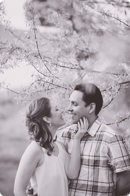 Kelowna-engagement-session_fondue-picnic_Bertram-Beach-Park_sunset_02_by-Kevin-Trowbridge