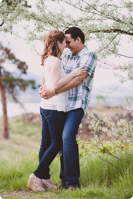 Kelowna-engagement-session_fondue-picnic_Bertram-Beach-Park_sunset_03_by-Kevin-Trowbridge