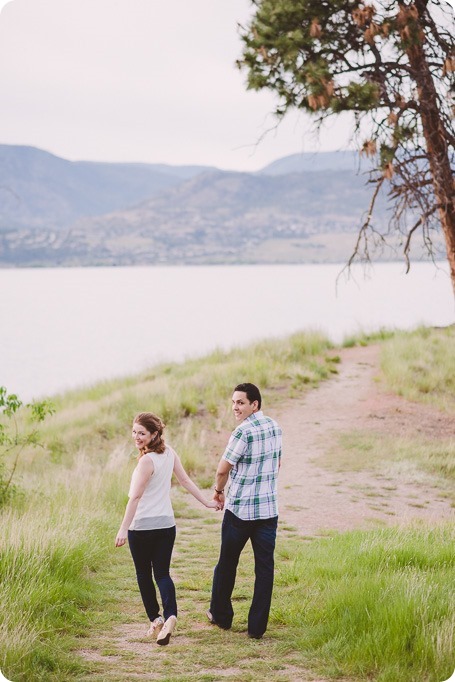 Kelowna-engagement-session_fondue-picnic_Bertram-Beach-Park_sunset_05_by-Kevin-Trowbridge