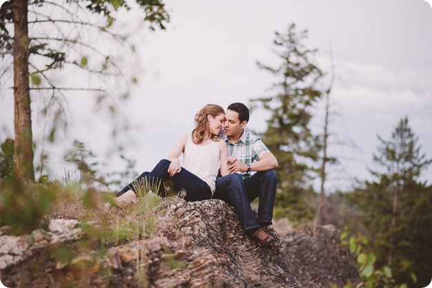 Kelowna-engagement-session_fondue-picnic_Bertram-Beach-Park_sunset_08_by-Kevin-Trowbridge