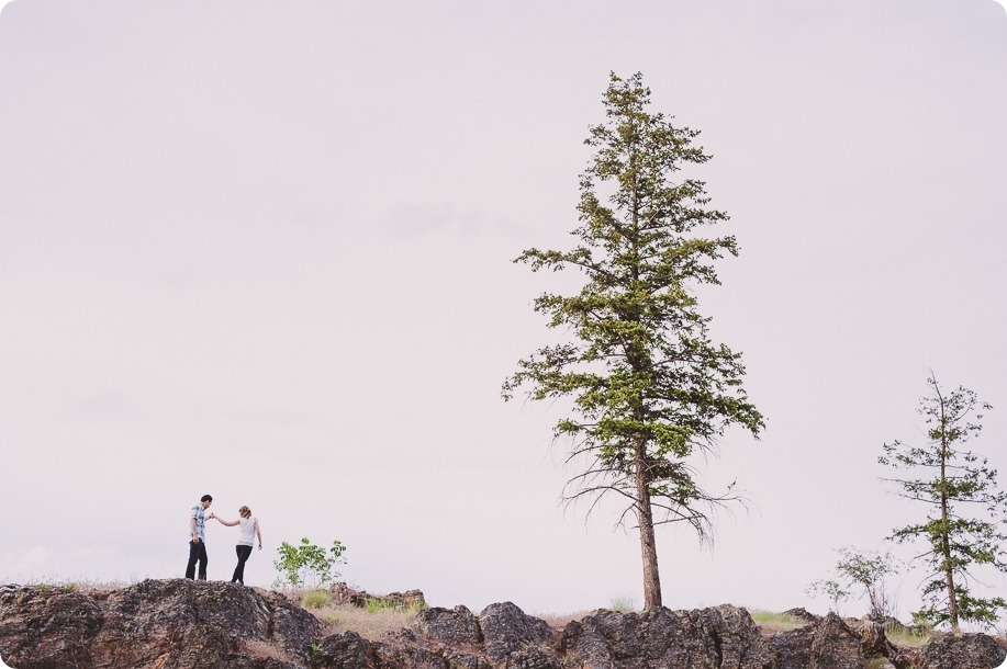 Kelowna-engagement-session_fondue-picnic_Bertram-Beach-Park_sunset_11_by-Kevin-Trowbridge