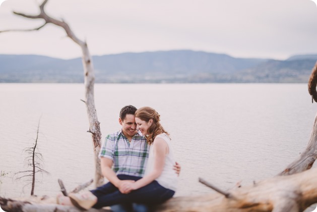 Kelowna-engagement-session_fondue-picnic_Bertram-Beach-Park_sunset_17_by-Kevin-Trowbridge